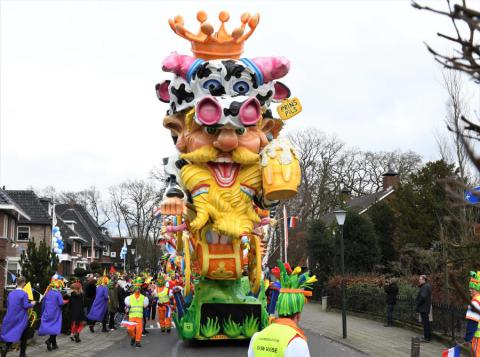 C.V. DKW Vasse pakt de Papsleef’n Wisselbokaal na geweldige Papsleef’n optocht