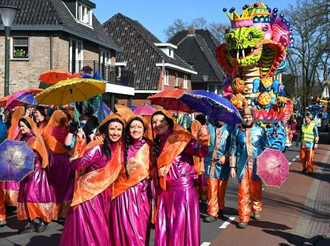CV Het Peleton wint de Grote Optocht in het Papsleef’ndorp!